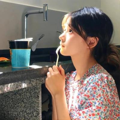 霓虹灯下的圣教士